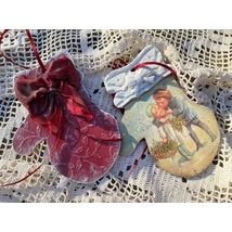 Piros kesztyű falapon-gyerekekkel